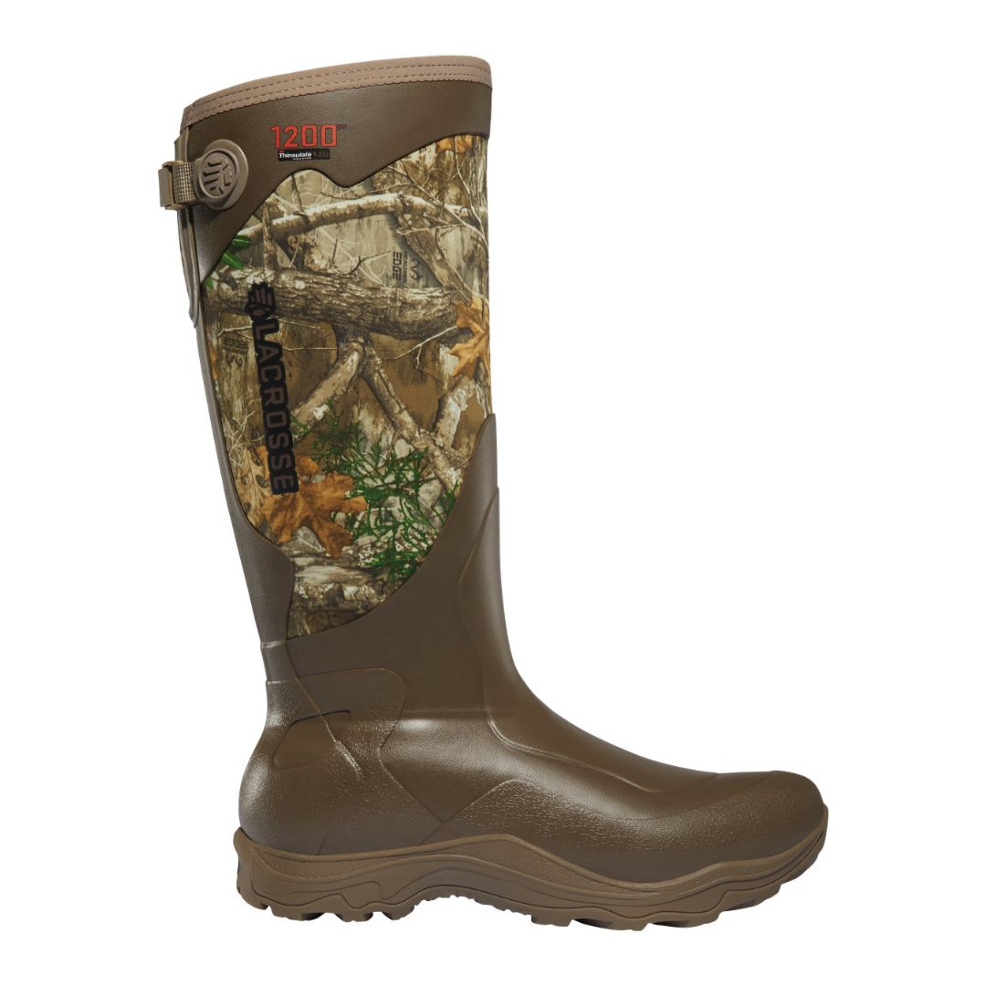 Une botte haute et imperméable avec une partie inférieure marron et une partie supérieure à motif camouflage. Elle porte les inscriptions « LaCrosse » et « 1200G » sur le côté.