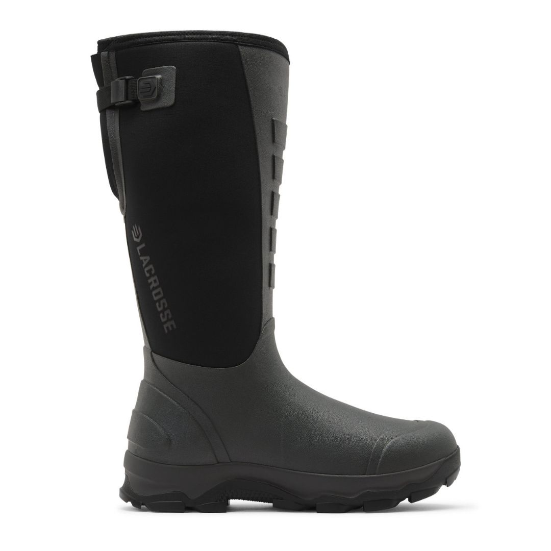 Une botte haute noire imperméable avec une tige en caoutchouc et en néoprène. Elle arbore le logo « LACROSSE » sur le côté et une sangle à boucle sur le dessus pour un ajustement optimal.