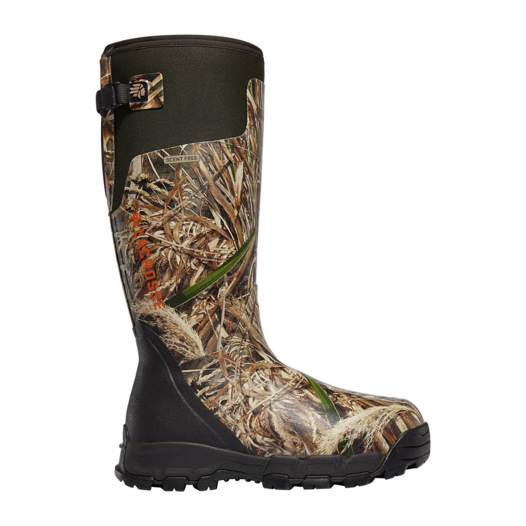 Une botte haute en caoutchouc, à motif camouflage, avec semelle noire, boucle latérale et inscription « LaCrosse » en orange sur le côté. Cette botte robuste est idéale pour une utilisation en extérieur.