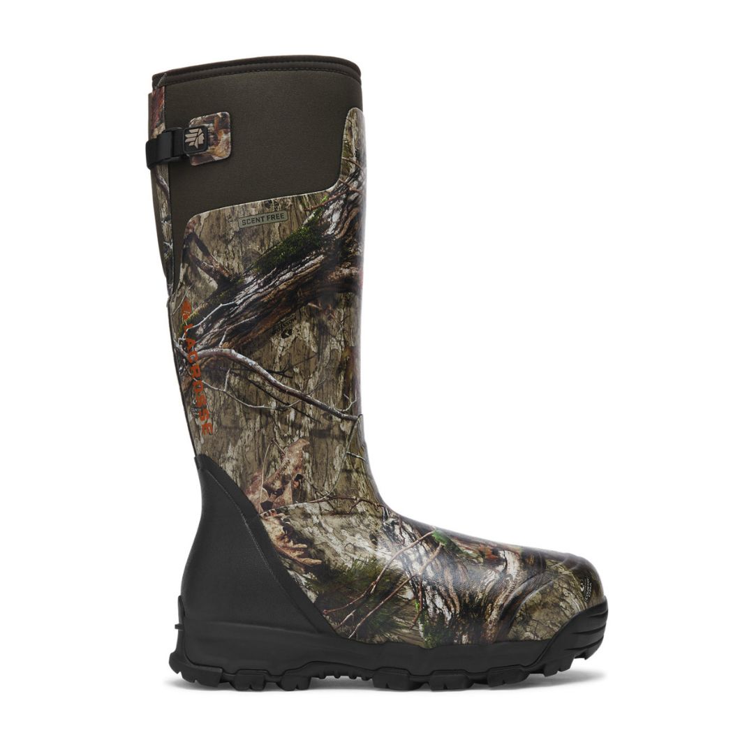 Une botte haute en caoutchouc à motif camouflage, avec une semelle noire et une bride réglable sur le dessus, conçue pour une utilisation en extérieur. La botte est présentée de gauche sur fond blanc.