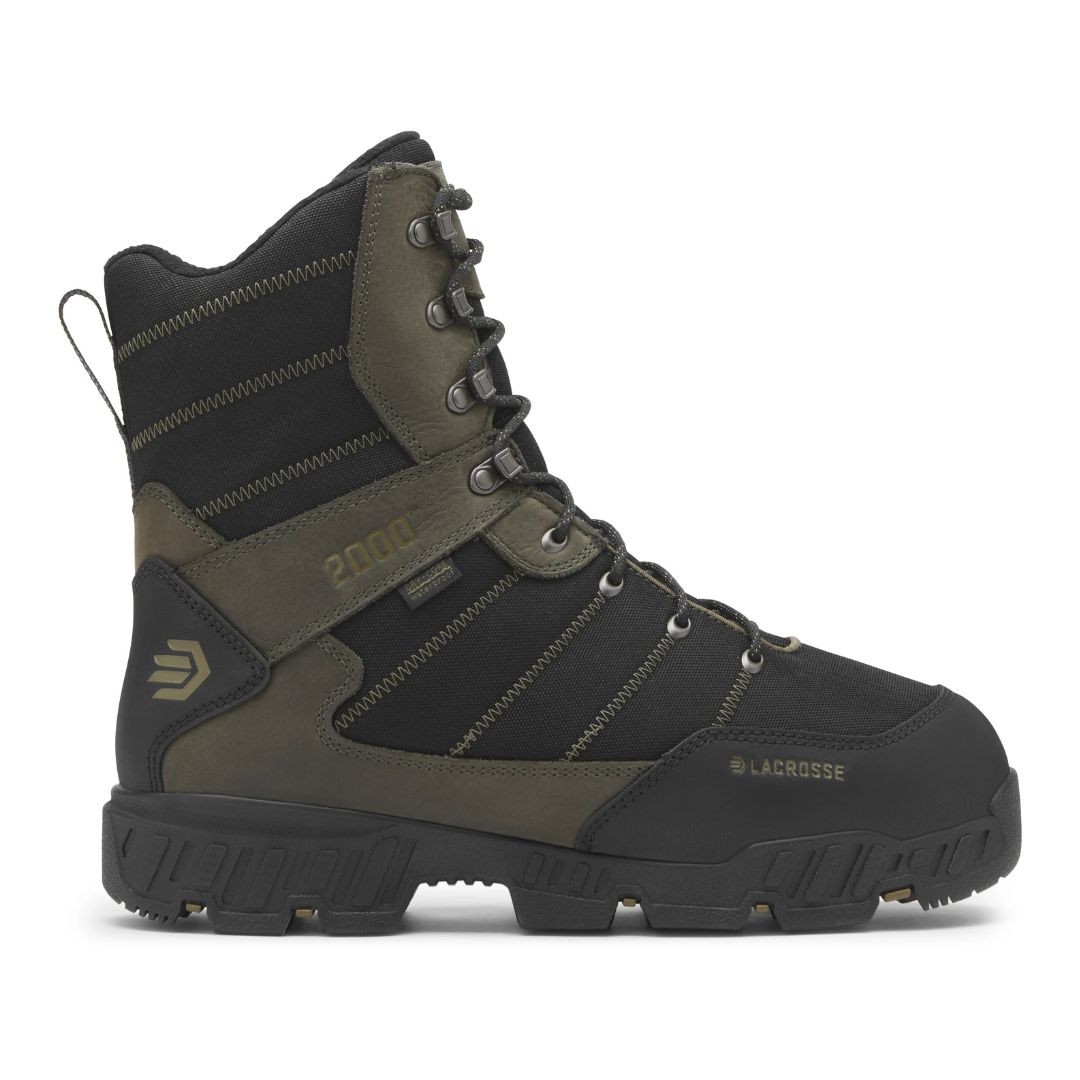 Botte d'extérieur à lacets, noire et vert olive, avec semelle robuste, œillets métalliques, bout et talon renforcés. Les mots "Lacrosse" et "COLD SNAP II" sont cousus en or sur le côté.