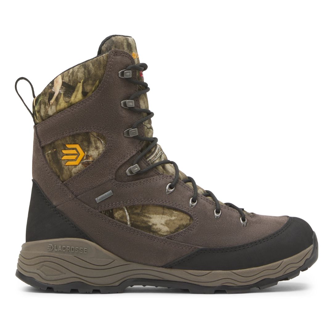 Une seule BOTTE DE CHASSE LACROSSE TRAILBREAKER GTX 400 POUR HOMME de couleur marron avec un motif camouflage, des bordures noires, des lacets gris, une semelle robuste et un logo jaune est représentée sur un fond blanc.