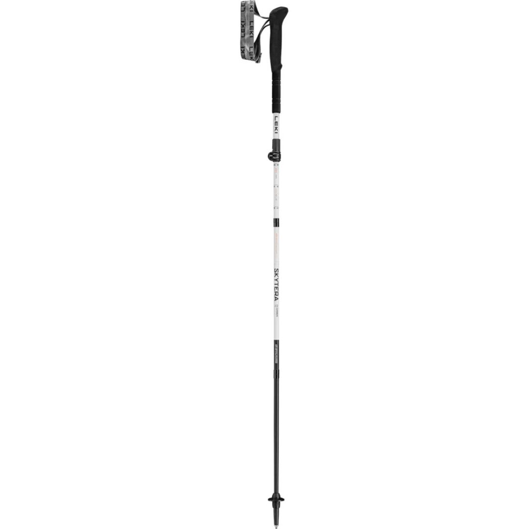 Bâton de trekking noir et blanc avec poignée ergonomique, sangle réglable et pointe, conçu pour la randonnée ou la marche sur terrain accidenté.