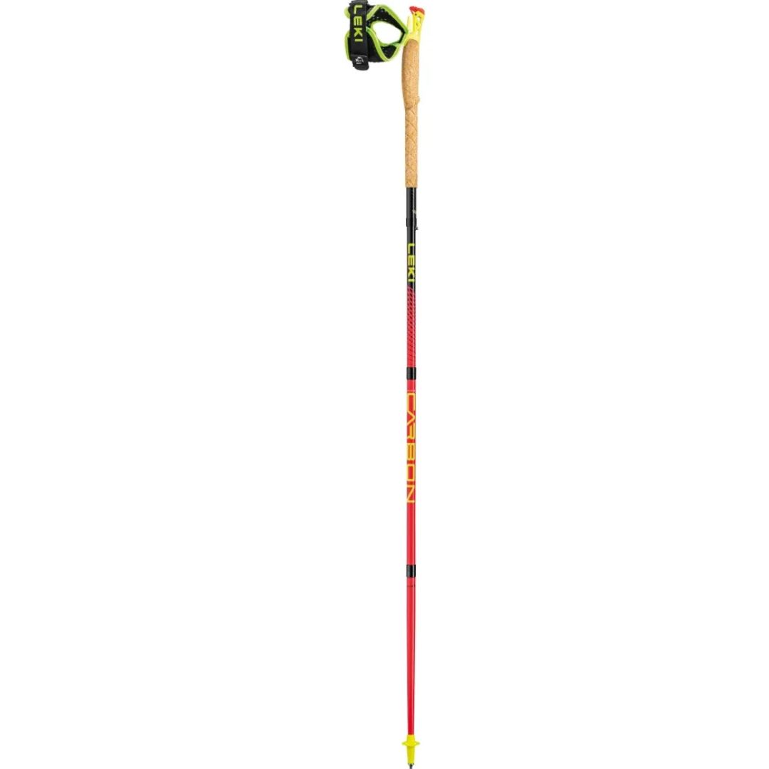 Bâton de ski rouge et jaune avec une poignée en liège, une dragonne et une pointe jaune, représenté verticalement sur fond blanc.