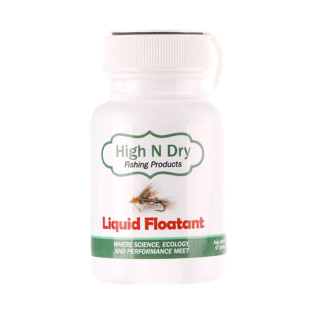 Bouteille blanche étiquetée « High N Dry Fishing Products » avec « Liquid Floatant » en texte rouge. L'étiquette présente une image d'une mouche de pêche. Le bouchon de la bouteille est blanc. Le texte en bas indique « Là où la science, l'écologie et la performance se rencontrent ».