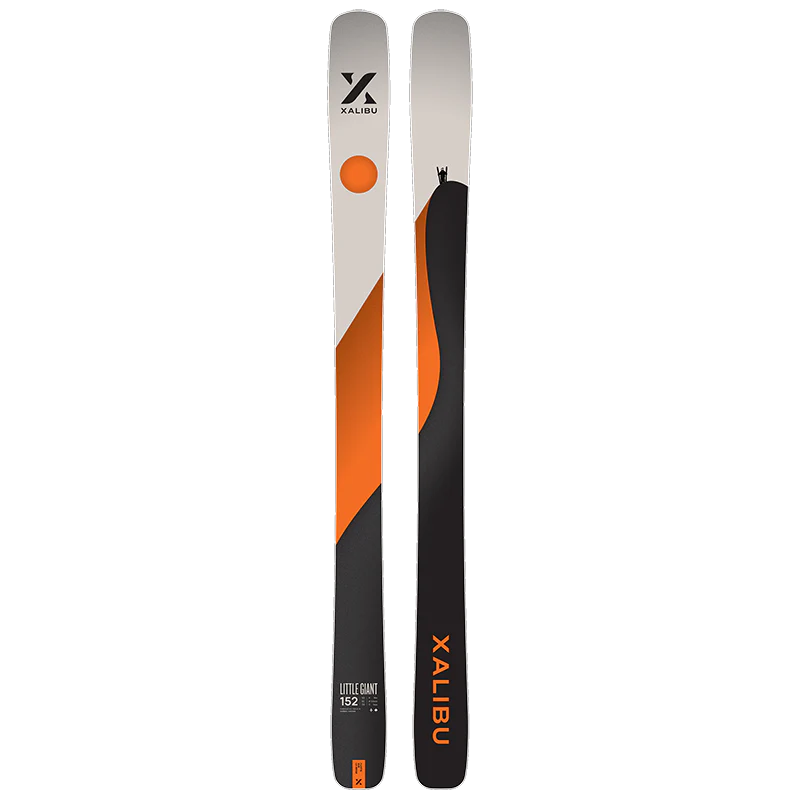 Paire de skis LITTLE GIANT au design gris, noir et orange : le ski gauche porte le logo Xalibu en haut, tandis que "XALIBU" en orange court le long du ski droit.