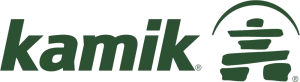 Logo de Kamik avec le mot "kamik" en lettres minuscules vertes et grasses à côté d'une icône verte stylisée ressemblant à un inukshuk en pierres empilées avec une arche au-dessus.