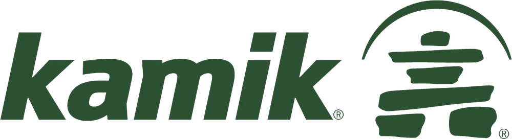 Logo de Kamik avec le mot "kamik" en lettres minuscules vertes et grasses à côté d'une icône verte stylisée ressemblant à un inukshuk en pierres empilées avec une arche au-dessus.