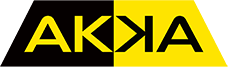 Logo avec le mot "AKKA" divisé verticalement ; la moitié gauche comporte un texte noir sur fond jaune, et la moitié droite un texte jaune sur fond noir. Les lettres sont grasses et géométriques.
