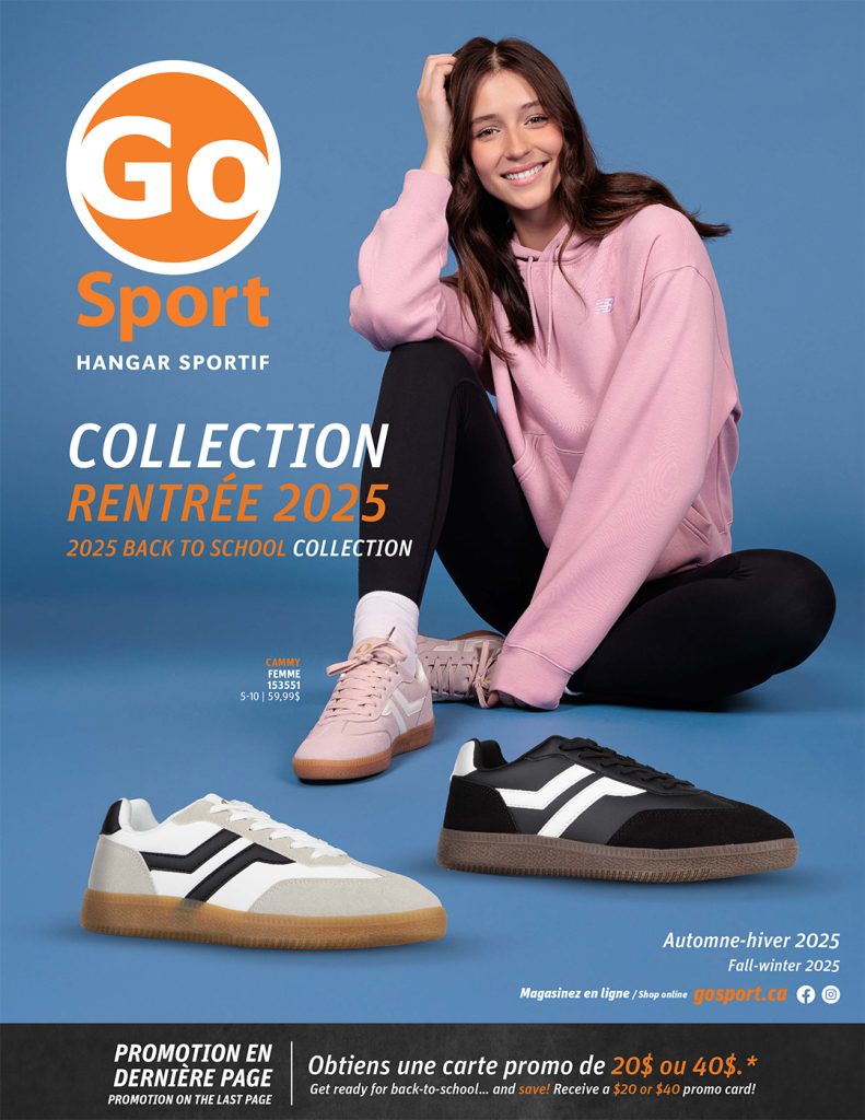 Une femme souriante, vêtue d'un sweat à capuche rose et d'un jean, est assise par terre et pose avec trois paires de baskets blanches, roses et noires. Cette publicité fait la promotion de la collection Go Sport 2025 pour la rentrée scolaire.