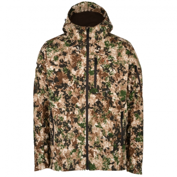 Une veste camouflage à capuche conçue pour les activités de plein air. Elle est dotée d'une fermeture éclair sur le devant et d'un mélange de motifs marron, verts et beiges pour se fondre dans l'environnement naturel. La veste a des manches longues et semble être légère et durable.