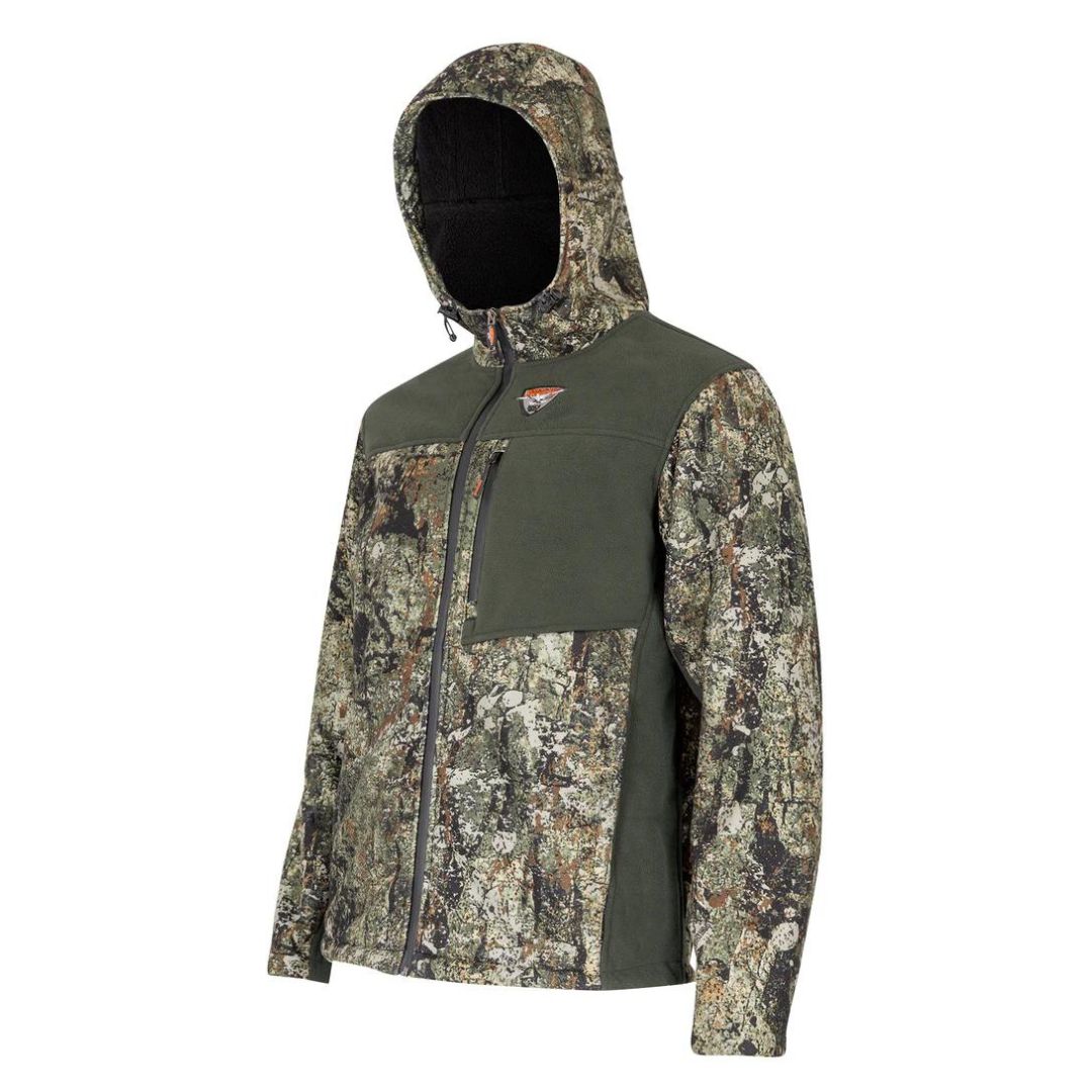 Veste camouflage à capuche avec fermeture zippée et plusieurs poches. La veste présente un mélange de motifs camouflage forestiers verts et marron, conçue pour les activités de plein air comme la chasse ou la randonnée. La capuche est réglable et la veste semble résistante aux intempéries.