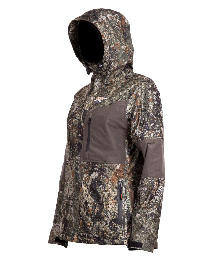 Veste camouflage à capuche avec un mélange de tons terre et de motifs forestiers, avec des patchs gris sur la poitrine et les manches. La veste a une poche poitrine zippée et des fermetures éclair noires sur le devant et les poches. La veste est présentée sur un fond blanc.