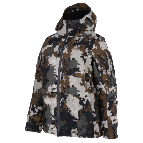 Une veste à motif camouflage avec un mélange de couleurs marron, gris, noir et blanc. La veste comporte une capuche, une fermeture éclair sur le devant et deux grandes poches. Elle est conçue pour les activités de plein air, offrant probablement chaleur et protection contre les éléments.