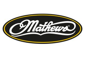 Le logo Mathews comporte le mot "Mathews" en élégante écriture blanche sur un fond noir ovale avec une fine bordure jaune et blanche.
