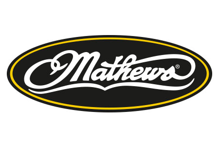 Le logo Mathews comporte le mot "Mathews" en élégante écriture blanche sur un fond noir ovale avec une fine bordure jaune et blanche.