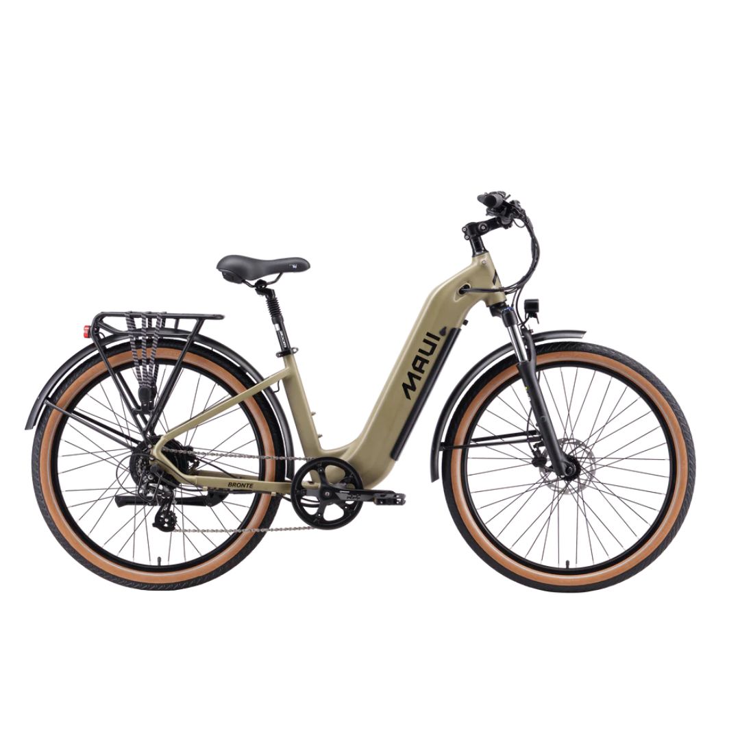 Le VÉLO ÉLECTRIQUE URBAIN MAUI BRONTE est un vélo électrique beige avec un guidon noir, un porte-bagages arrière, des garde-boue avant et arrière et des pneus beige, présenté de profil sur fond blanc.
