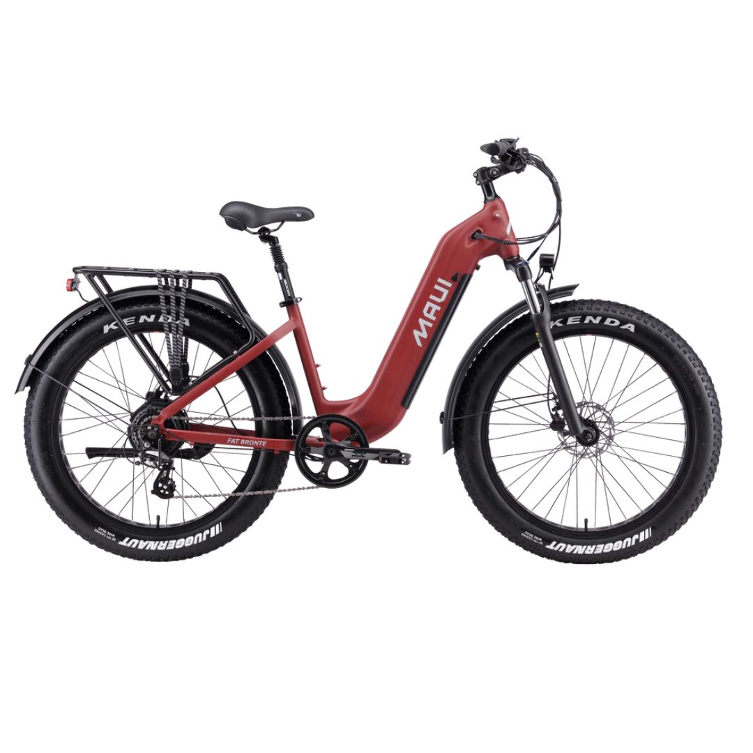 Le FAT BRONTE est un vélo électrique à pneus larges MAUI rouge avec un cadre traversant, une selle noire, un porte-bagages arrière et des pneus Kenda larges, montré de côté sur un fond blanc.
