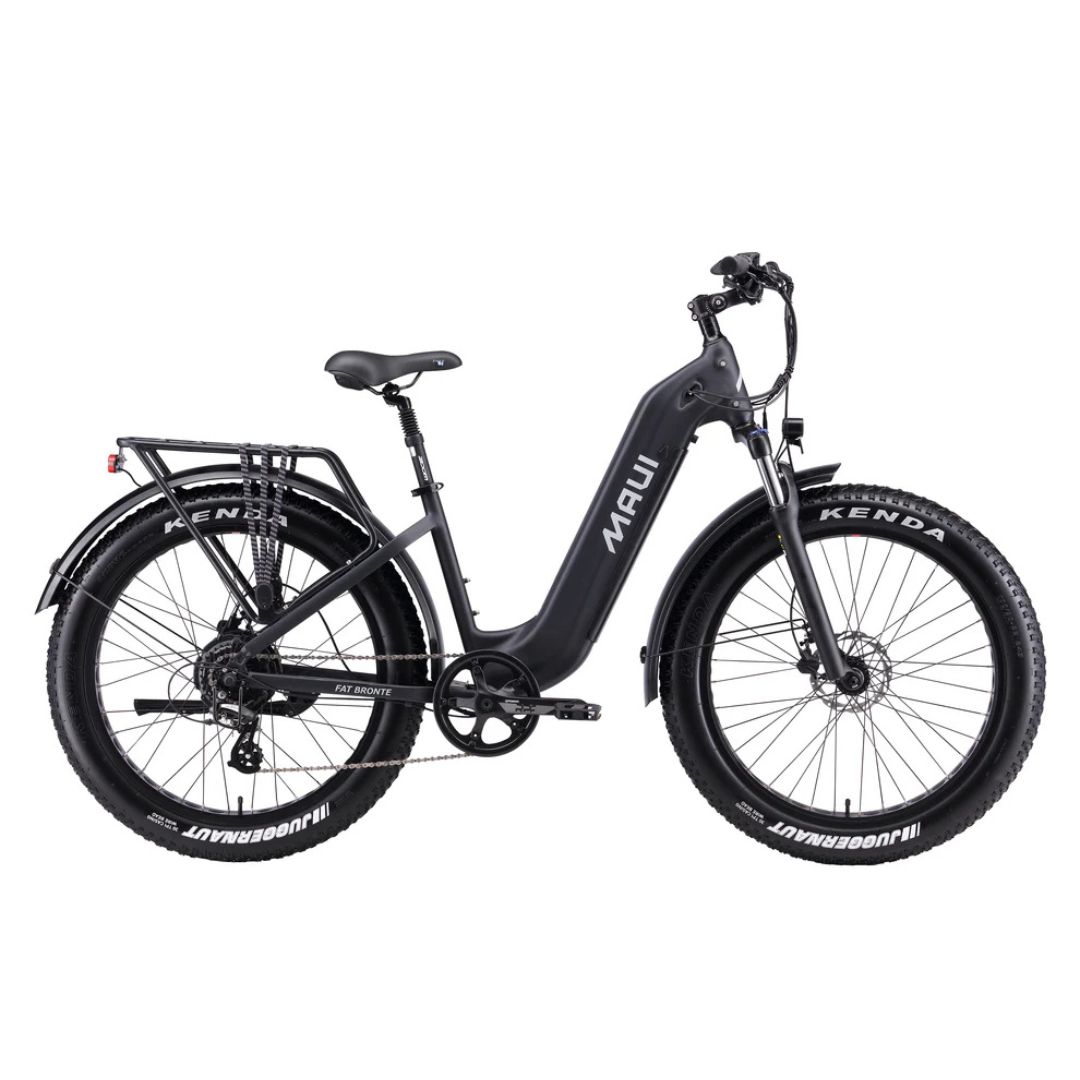 Le VÉLO FATBIKE URBAIN ÉLECTRIQUE MAUI BRONTE (TAILLE UNIQUE) est un vélo électrique noir avec des pneus épais, un cadre traversant, un porte-bagages arrière et la marque "MAUI" sur le cadre, montré de côté sur un fond blanc.
