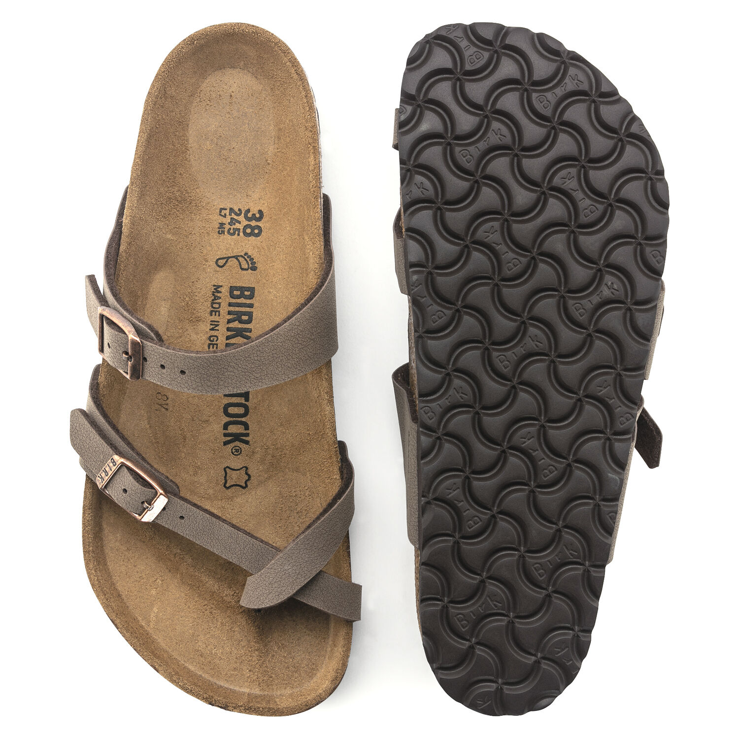 Une paire de sandales Birkenstock Mayari Birkibuc de couleur "Mocha" sur un fond blanc. Les sandales ont deux brides réglables avec des boucles en métal. Les brides sont fabriquées en Birkibuc, un matériau synthétique ressemblant au cuir, doux, durable et facile à nettoyer. Le lit de pied est anatomique en liège et possède une doublure en suède. La semelle extérieure est en EVA, un matériau léger et absorbant les chocs.