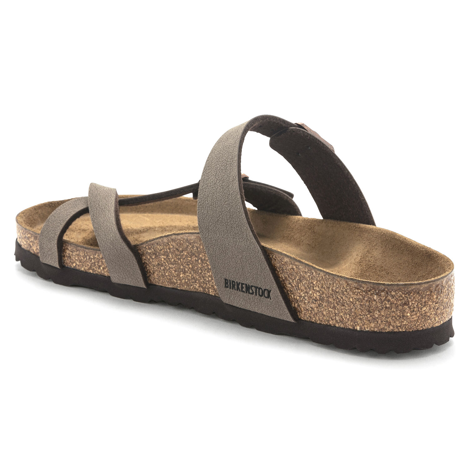 Une paire de sandales Birkenstock Mayari Birkibuc de couleur "Mocha" sur un fond blanc. Les sandales ont deux brides réglables avec des boucles en métal. Les brides sont fabriquées en Birkibuc, un matériau synthétique ressemblant au cuir, doux, durable et facile à nettoyer. Le lit de pied est anatomique en liège et possède une doublure en suède. La semelle extérieure est en EVA, un matériau léger et absorbant les chocs.
