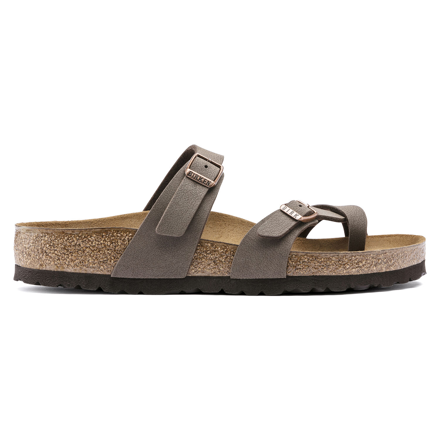 Une paire de sandales Birkenstock Mayari Birkibuc de couleur "Mocha" sur un fond blanc. Les sandales ont deux brides réglables avec des boucles en métal. Les brides sont fabriquées en Birkibuc, un matériau synthétique ressemblant au cuir, doux, durable et facile à nettoyer. Le lit de pied est anatomique en liège et possède une doublure en suède. La semelle extérieure est en EVA, un matériau léger et absorbant les chocs.