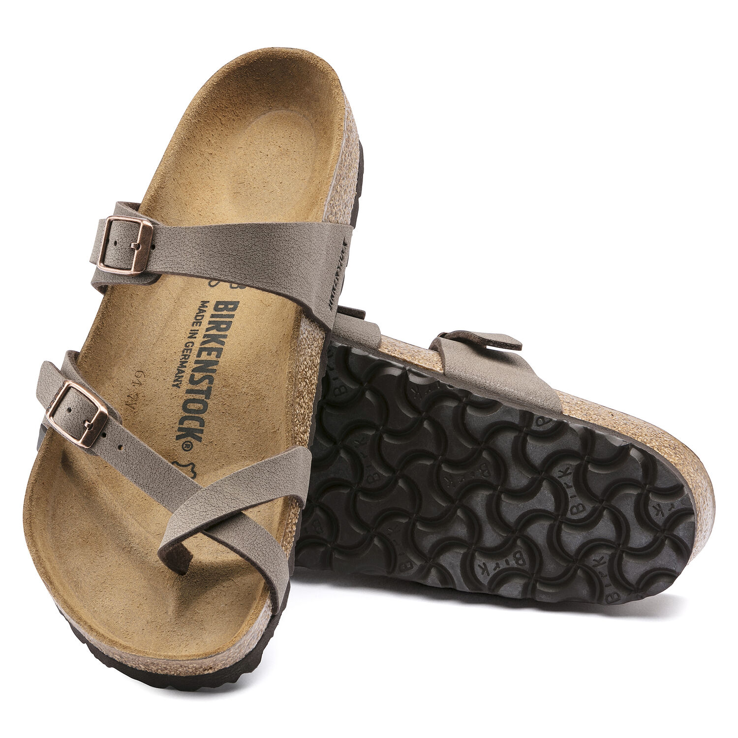Une paire de sandales Birkenstock Mayari Birkibuc de couleur "Mocha" sur un fond blanc. Les sandales ont deux brides réglables avec des boucles en métal. Les brides sont fabriquées en Birkibuc, un matériau synthétique ressemblant au cuir, doux, durable et facile à nettoyer. Le lit de pied est anatomique en liège et possède une doublure en suède. La semelle extérieure est en EVA, un matériau léger et absorbant les chocs.
