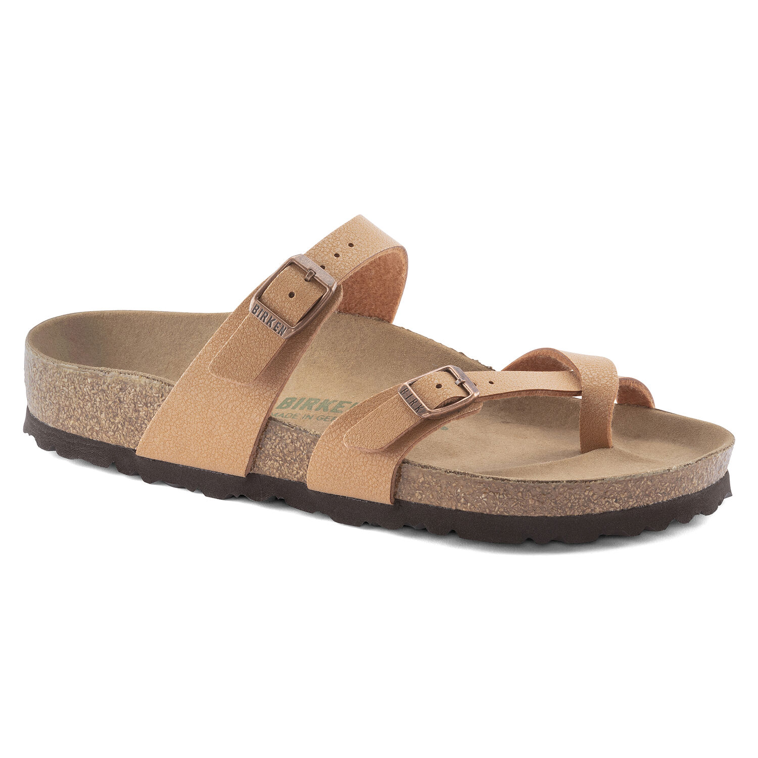 Une paire de sandales Birkenstock Mayari Vegan Birko-Flor brunes sur un fond blanc. Les sandales ont une assise anatomique en liège et une semelle extérieure en EVA souple. Les sangles fines sont fabriquées en cuir synthétique Birko-Flor, qui est doux et résistant à l'eau. Les sandales ont un design minimaliste et féminin.