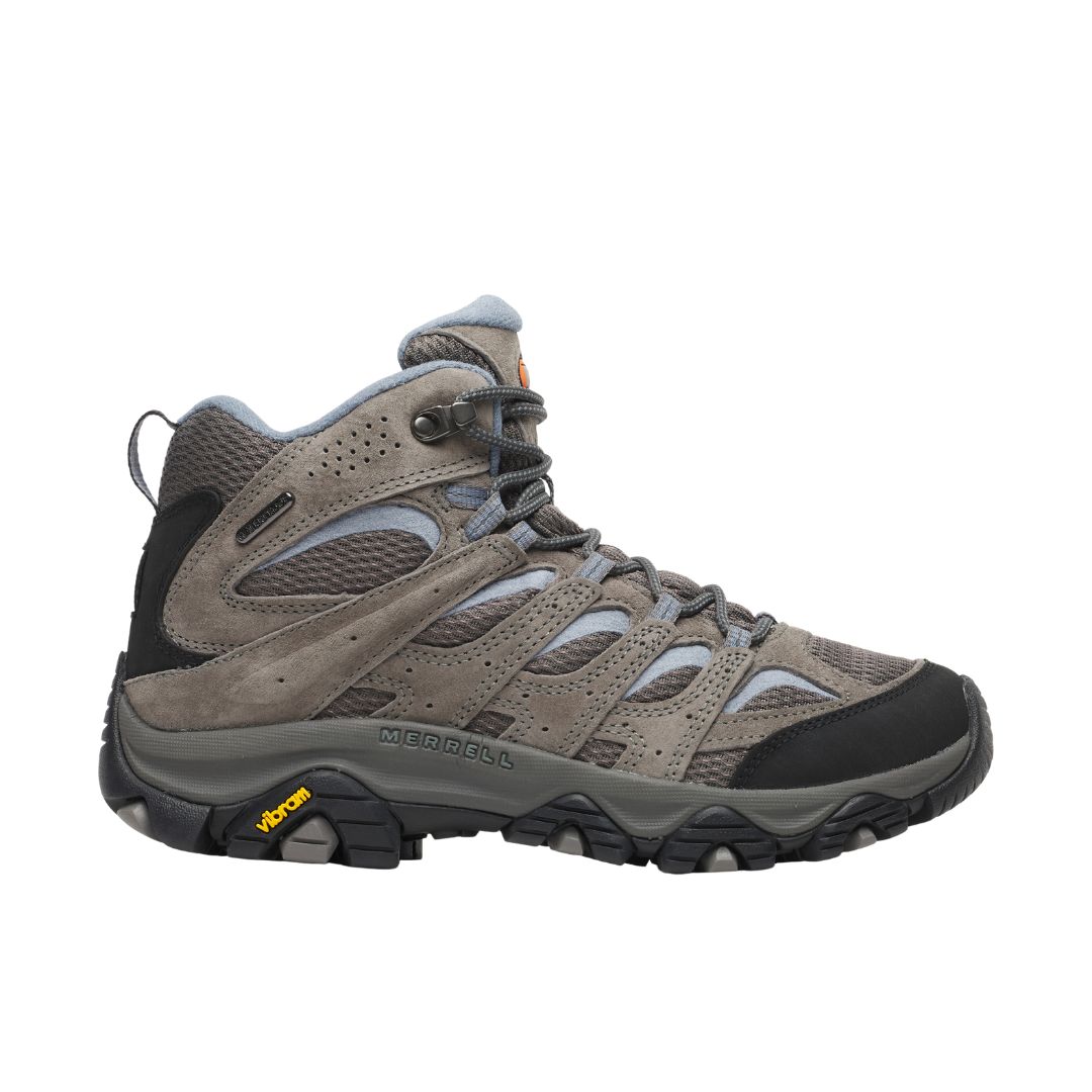 La MOAB 3 MID WP est une chaussure de randonnée grise et noire, dotée d'empiècements en mesh et en daim, d'un renfort de cheville et d'une semelle Vibram robuste, vue de profil.