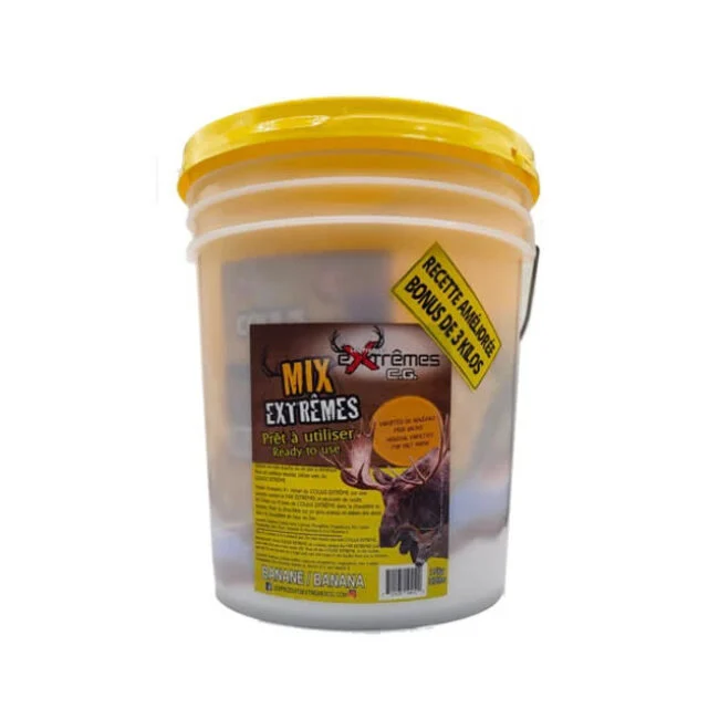 Un grand seau blanc étiqueté "CHAUDIÈRE DE MINÉRAUX EXTRÊMES C.G. MIX EXTRÊMES BANANE 15KG", avec un couvercle jaune, une image de cerf, un arôme de banane et une bannière jaune "Bonus de 3 livres".
