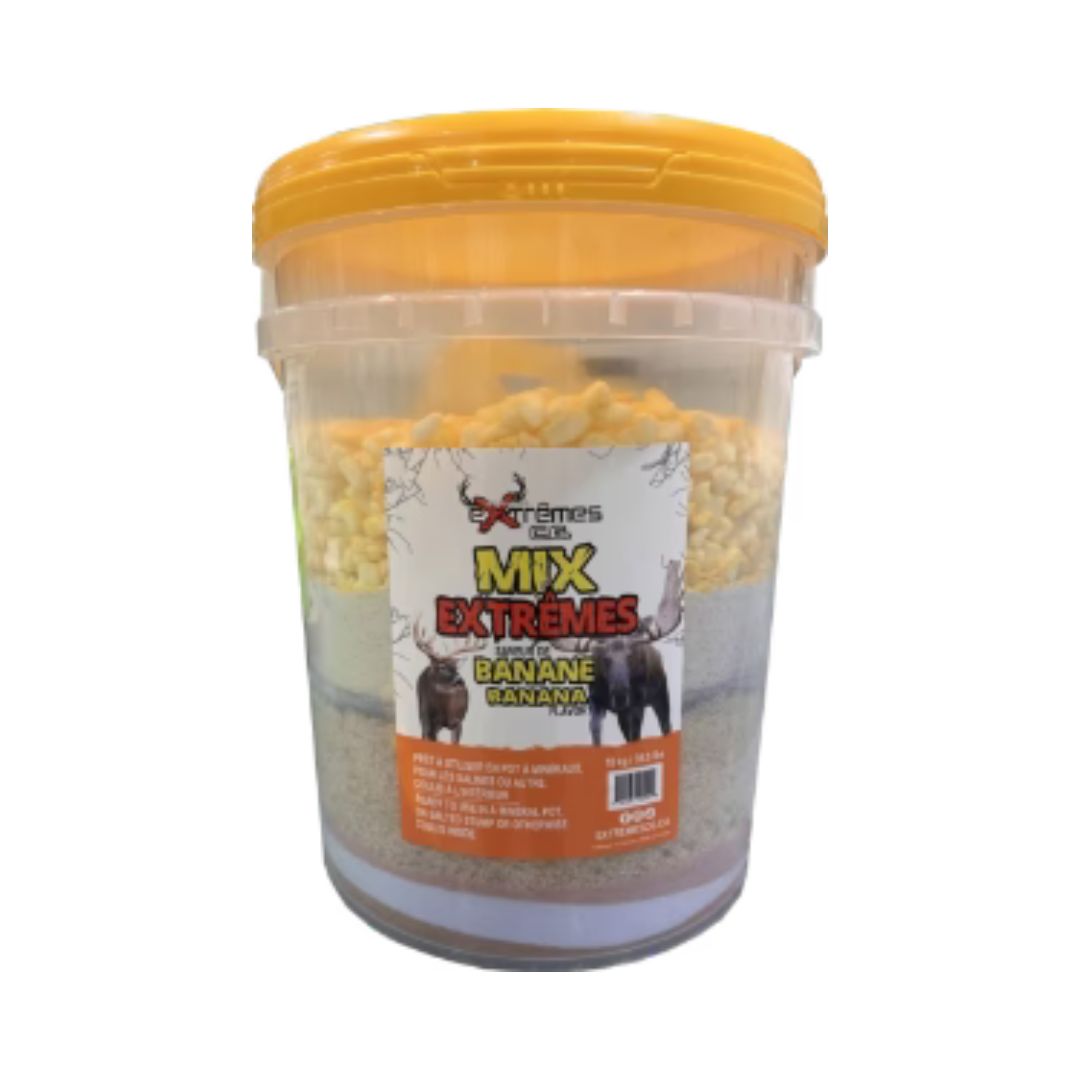 Un grand récipient en plastique avec un couvercle orange étiqueté "CHAUDIÈRE DE MINÉRAUX EXTRÊMES C.G. MIX EXTRÊMES BANANE POUR ORIGNAL 15KG", montrant des animaux et contenant des aliments granulés jaunes et blancs.