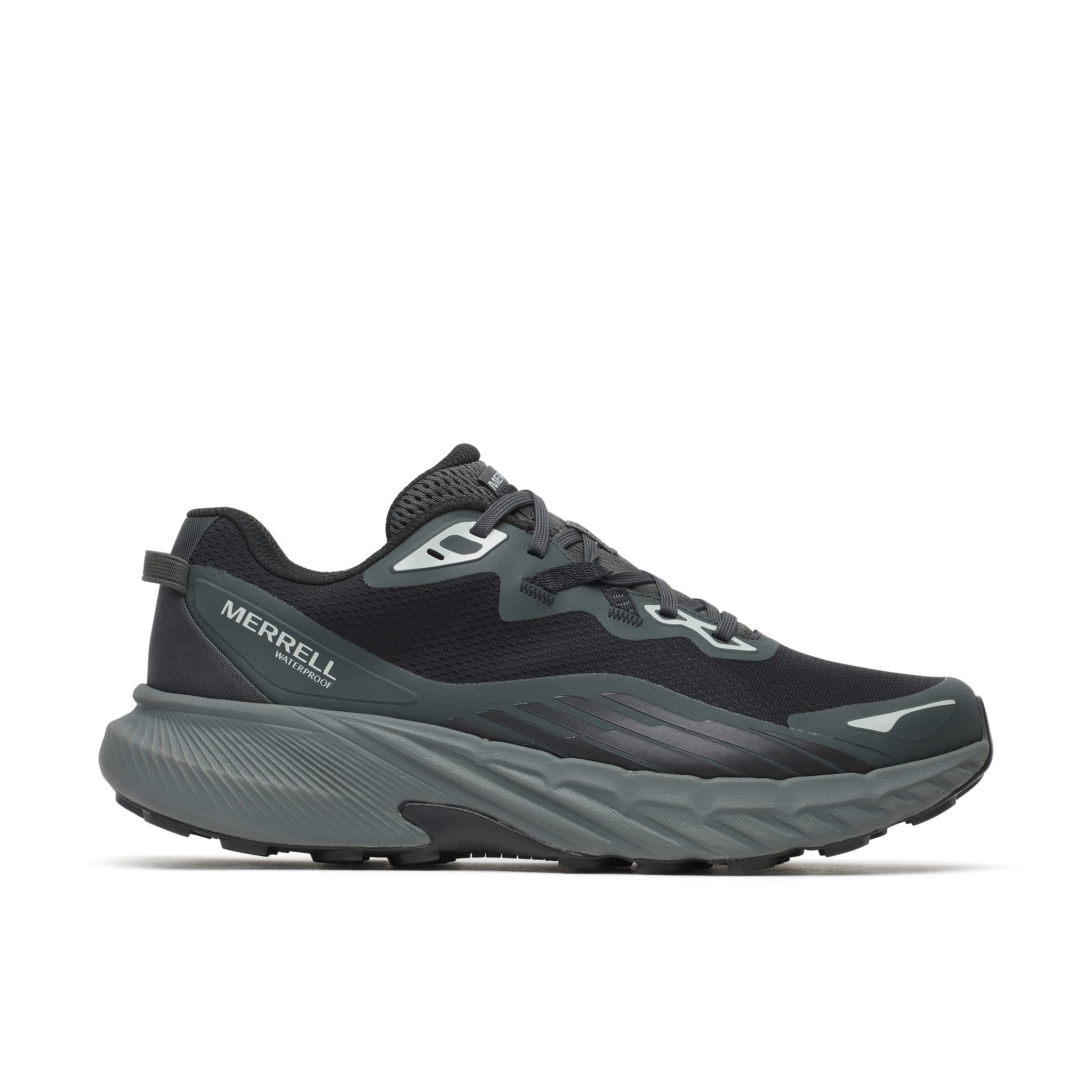 La Merrell AGILITY TRAIL WP est une chaussure de course noire et gris foncé, dotée d'une semelle épaisse et texturée, d'une tige en mesh et de touches de blanc sur le côté et au niveau des orteils. Le logo Merrell figure sur le talon.