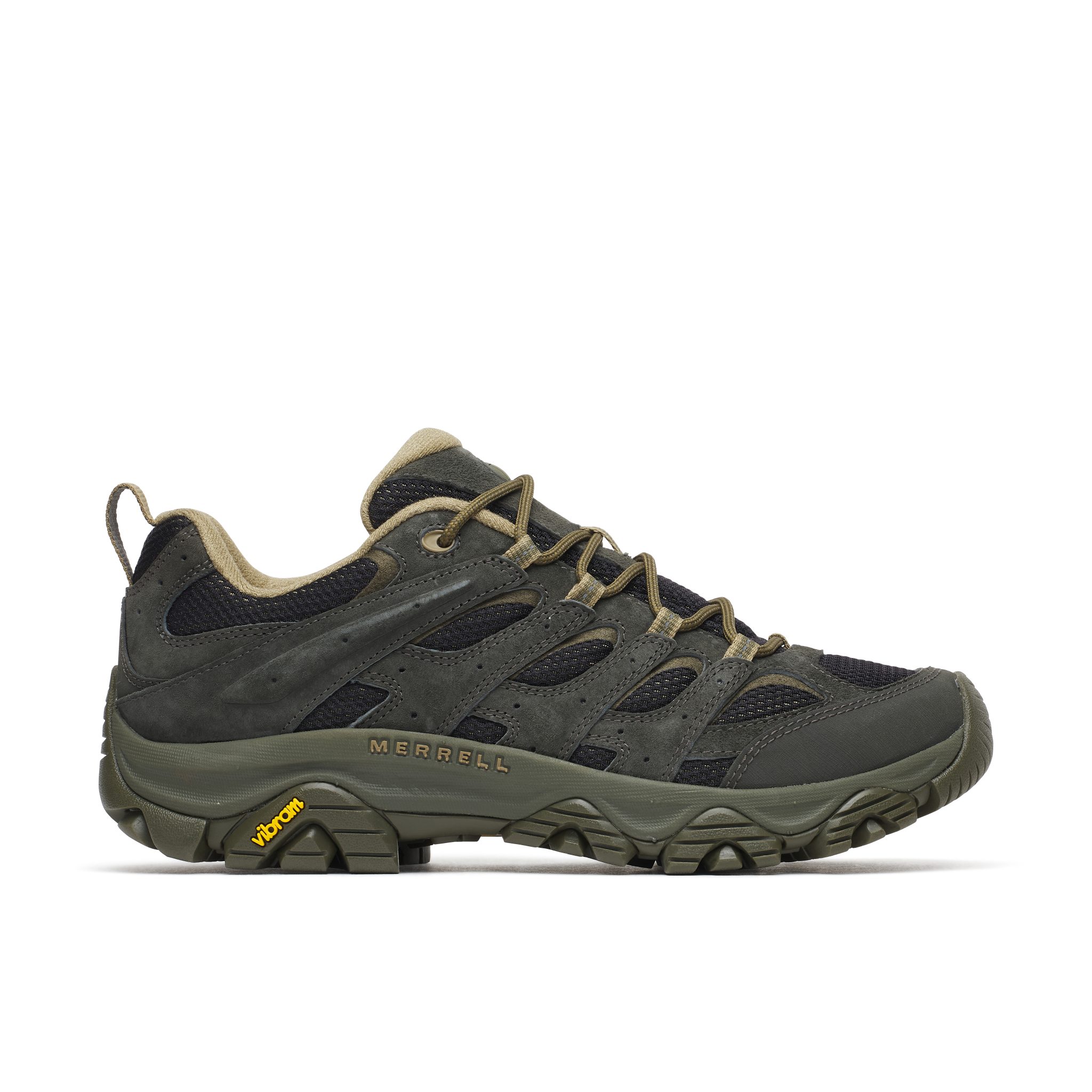 La MOAB 3 est une chaussure de randonnée vert foncé et noire dotée d'une semelle robuste, d'empiècements en mesh et en cuir, de détails kaki, d'une languette au talon et du logo « MERRELL » au-dessus d'une étiquette « Vibram » jaune sur le côté.