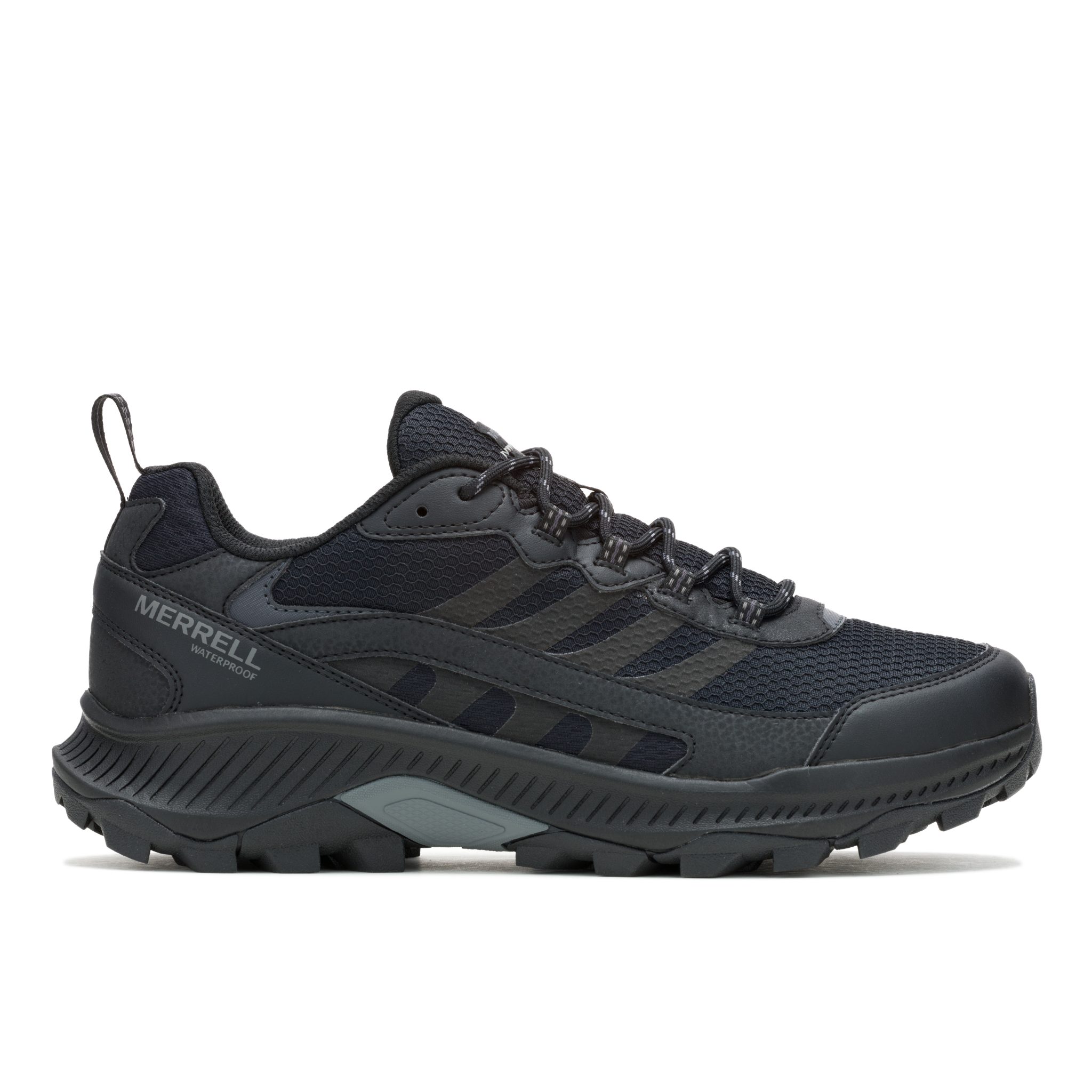 Une chaussure de trail running Merrell noire avec une semelle robuste et texturée, une tige en mesh, une fermeture à lacets et un bout renforcé, vue de côté sur un fond blanc.