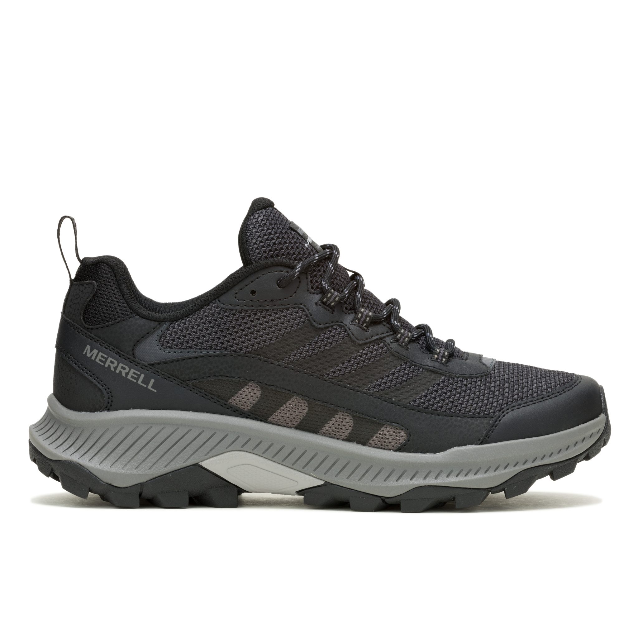 Une chaussure de trail running Merrell noire et grise avec une semelle robuste, une tige en mesh et une fermeture à lacets, présentée de profil latéral sur fond blanc.