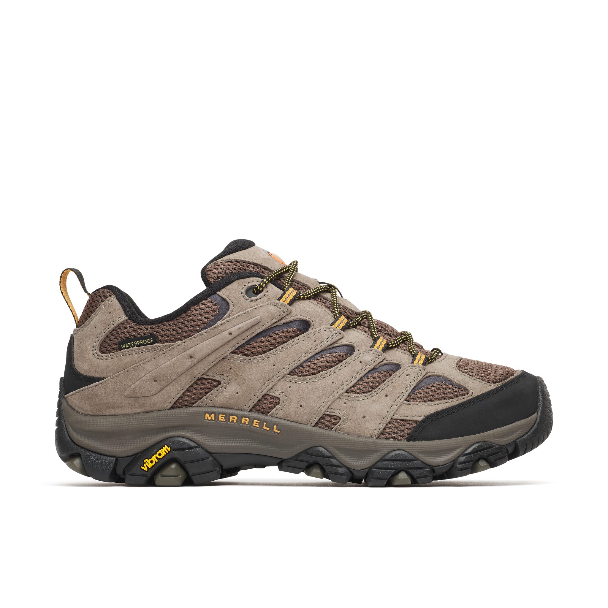 La chaussure de randonnée imperméable MERRELL MOAB 3 pour homme se caractérise par une tige en mesh et daim marron et noir, une semelle Vibram épaisse, des touches de couleur jaune et des lacets. Modèle présenté de profil sur fond blanc.