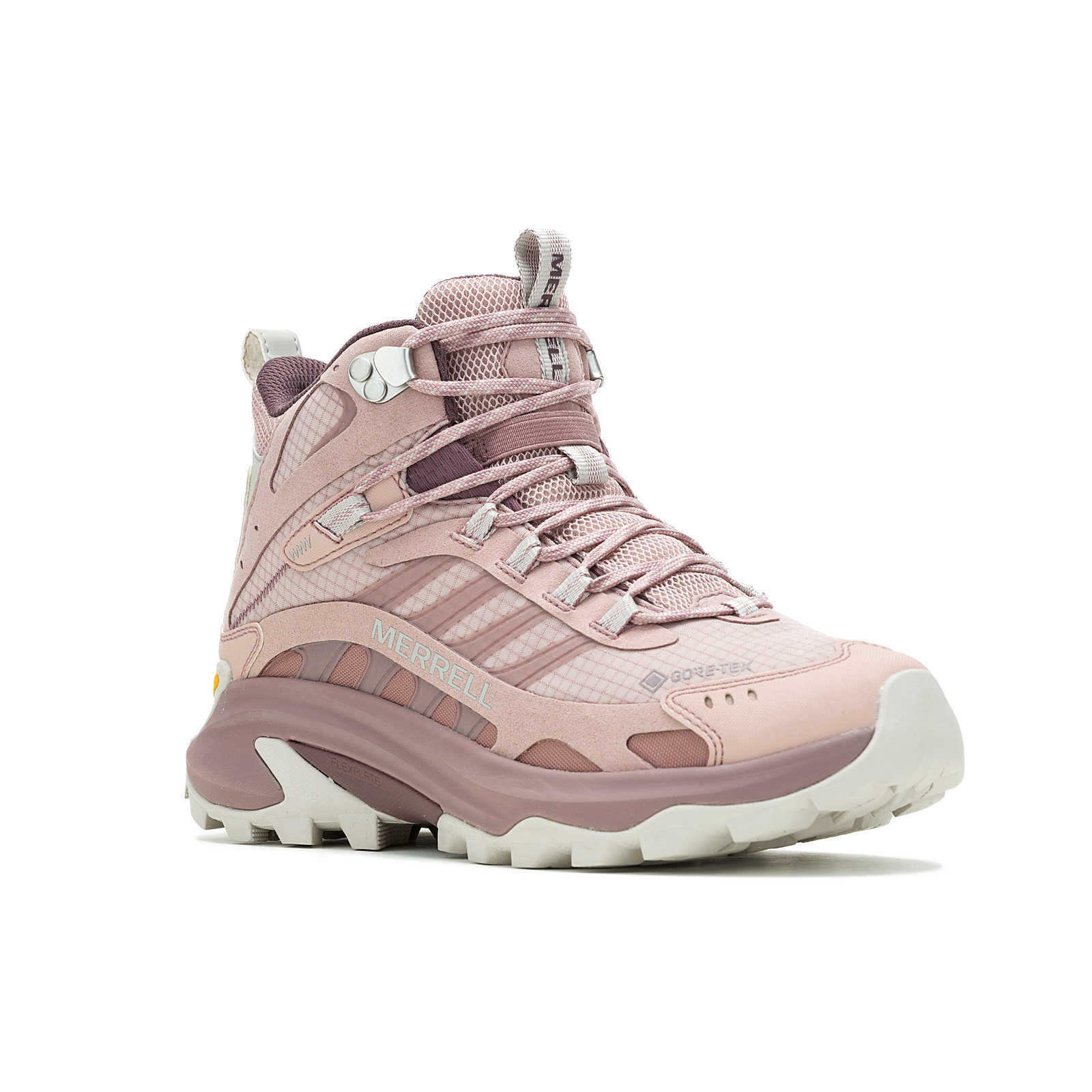 Une chaussure de randonnée Merrell Gore-Tex rose aux accents blancs et mauves, dotée d'une semelle épaisse et crantée, et d'une coupe montante. La chaussure est inclinée pour révéler les détails latéraux et avant.