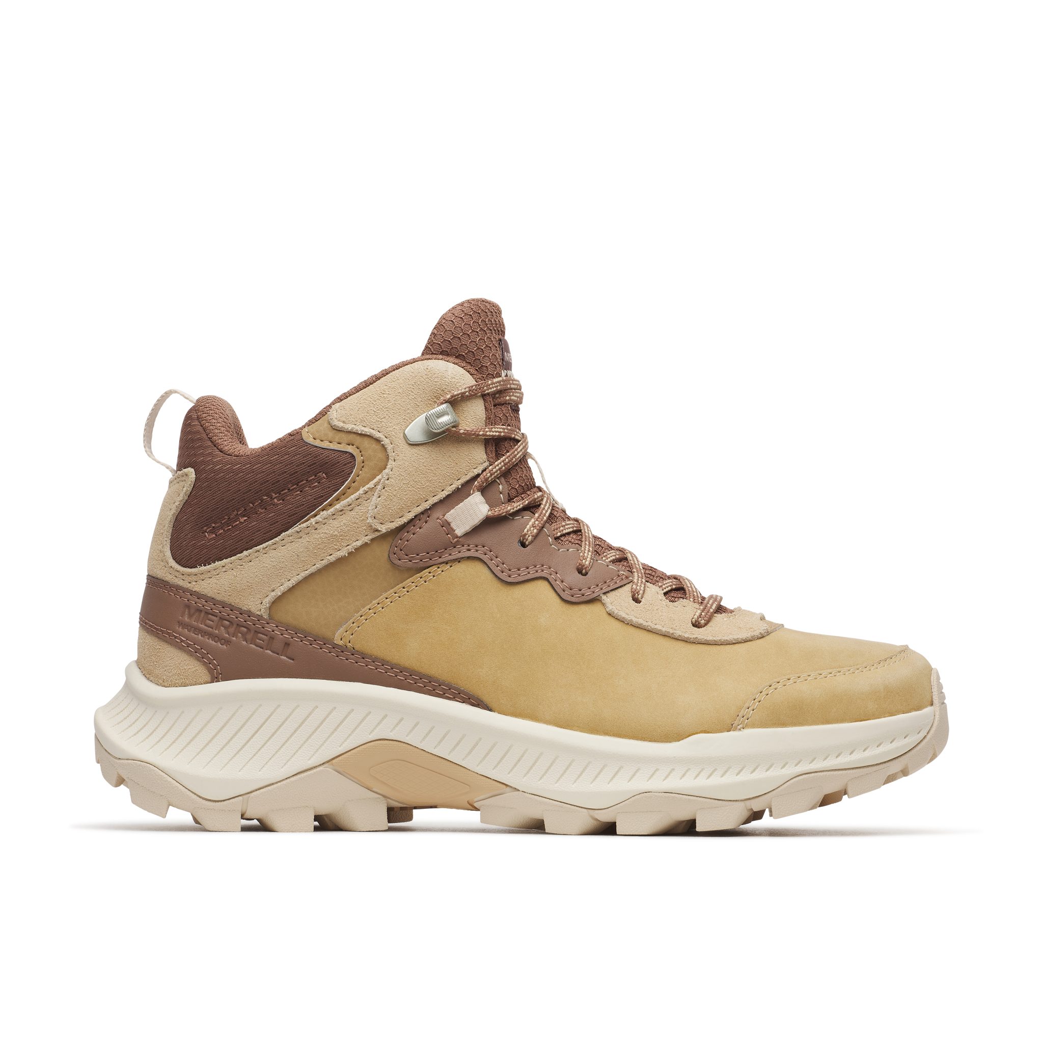 La chaussure de randonnée imperméable pour femme MERRELL SPEED STRIKE 2 MID se caractérise par une tige en cuir beige et marron, du daim et du mesh résistants, une semelle robuste et des œillets métalliques pour les lacets, le tout présenté sur fond blanc.