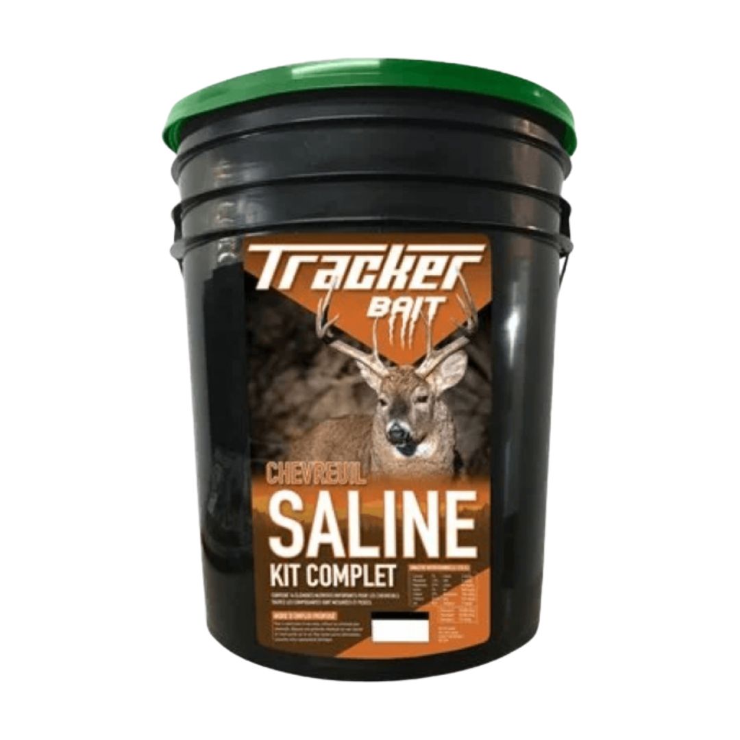 Un seau noir avec un couvercle vert étiqueté "CHAUDIÈRE DE MINÉRAUX TRACKER BAIT POUR CHEVREUIL 20KG", avec une photo d'un cerf à bois sur le devant.