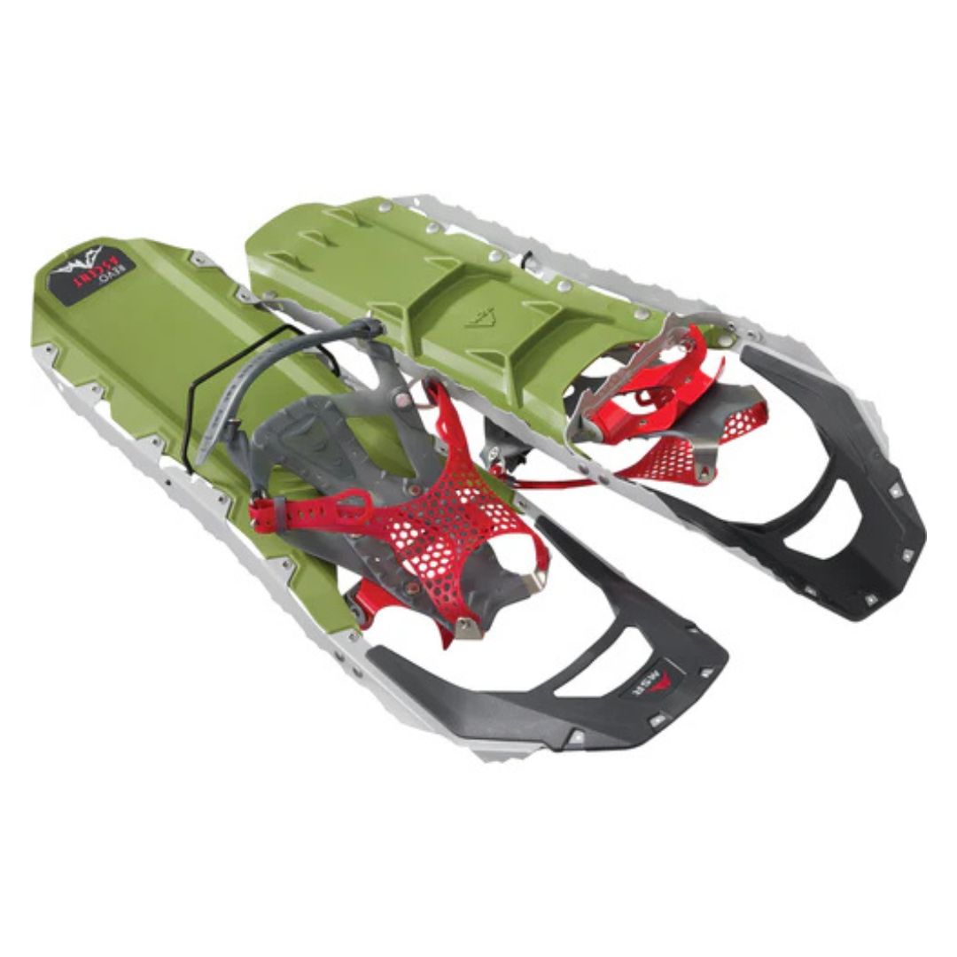 Les RAQUETTE À NEIGE MSR REVO ASCENT 25" sont des raquettes vertes et noires avec des fixations rouges, dotées de bords métalliques et de cadres durables pour la traction et la stabilité lors de la marche sur la neige.