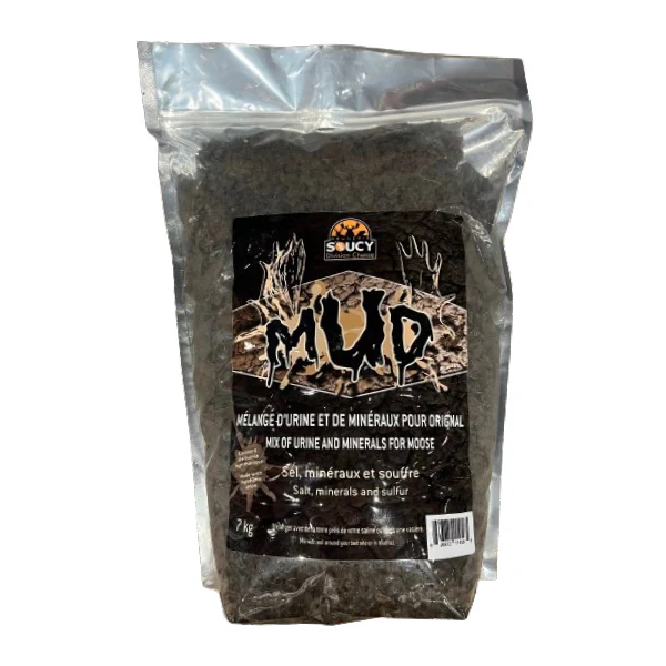 Un sac transparent étiqueté "MÉLANGE DE VASIÈRE MEUNERIE SOUCY MUD MIX MINÉRAUX URINE ORIGNAL" contient un mélange de 2 kg d'urine d'élan, de sel, de minéraux et de soufre ; photographié sur un fond blanc.