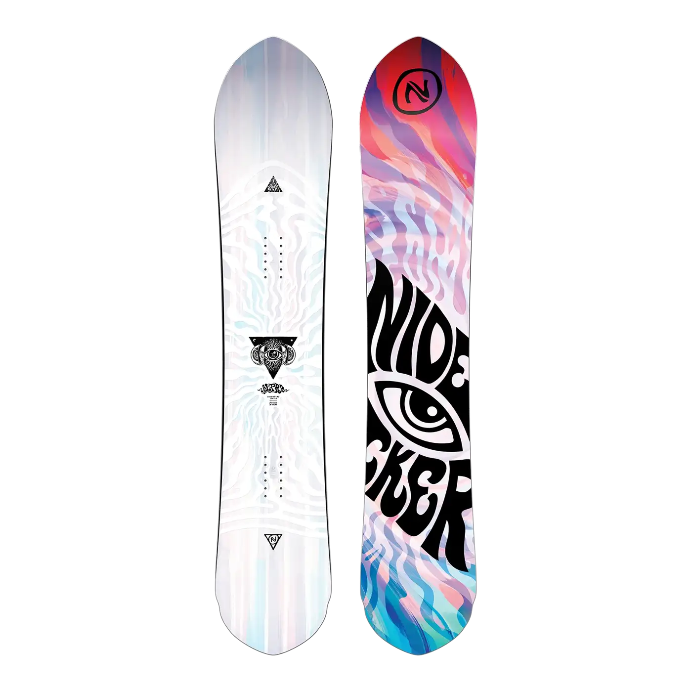Deux snowboards ALPHA sont placés côte à côte, l'un avec un design essentiellement blanc, des lignes subtiles et un petit logo, l'autre avec des tourbillons colorés et audacieux, le mot "NIDECKER" et un graphisme frappant en noir et blanc.