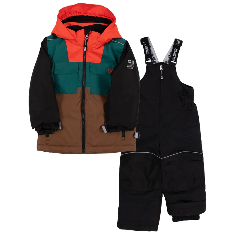 Une tenue d'hiver pour enfant composée d'une veste aux couleurs contrastées avec des sections rouges, vertes et marron, et d'une salopette de neige noire. La veste a des manches noires et une fermeture éclair sur le devant, tandis que la salopette est dotée de bretelles réglables et de passepoils réfléchissants.