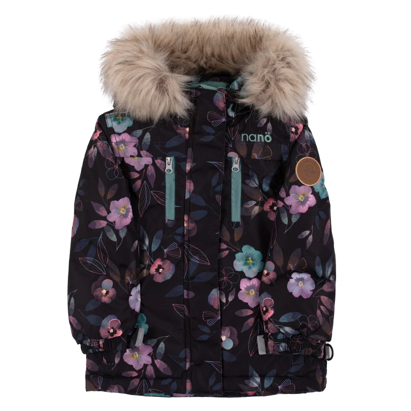 Manteau d'hiver pour enfant avec un motif floral sur fond sombre. Le manteau est doté d'une capuche bordée de fausse fourrure, de deux poches poitrine zippées et d'un patch circulaire marron sur la manche gauche. Le nom de la marque "nano" est imprimé sur la poitrine gauche.