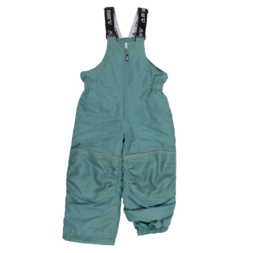 Salopette de neige verte pour enfant avec bretelles réglables noires. Le devant est doté d'une fermeture éclair qui s'étend de la poitrine à la taille. La salopette a des genoux renforcés et une ceinture élastique pour un ajustement confortable.
