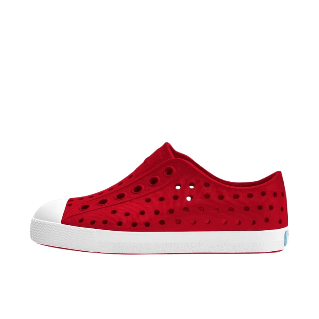La JEFFERSON CHILD est une basket rouge à enfiler, avec un embout et une semelle en caoutchouc blanc, dotée de multiples trous d'aération ronds sur la tige.