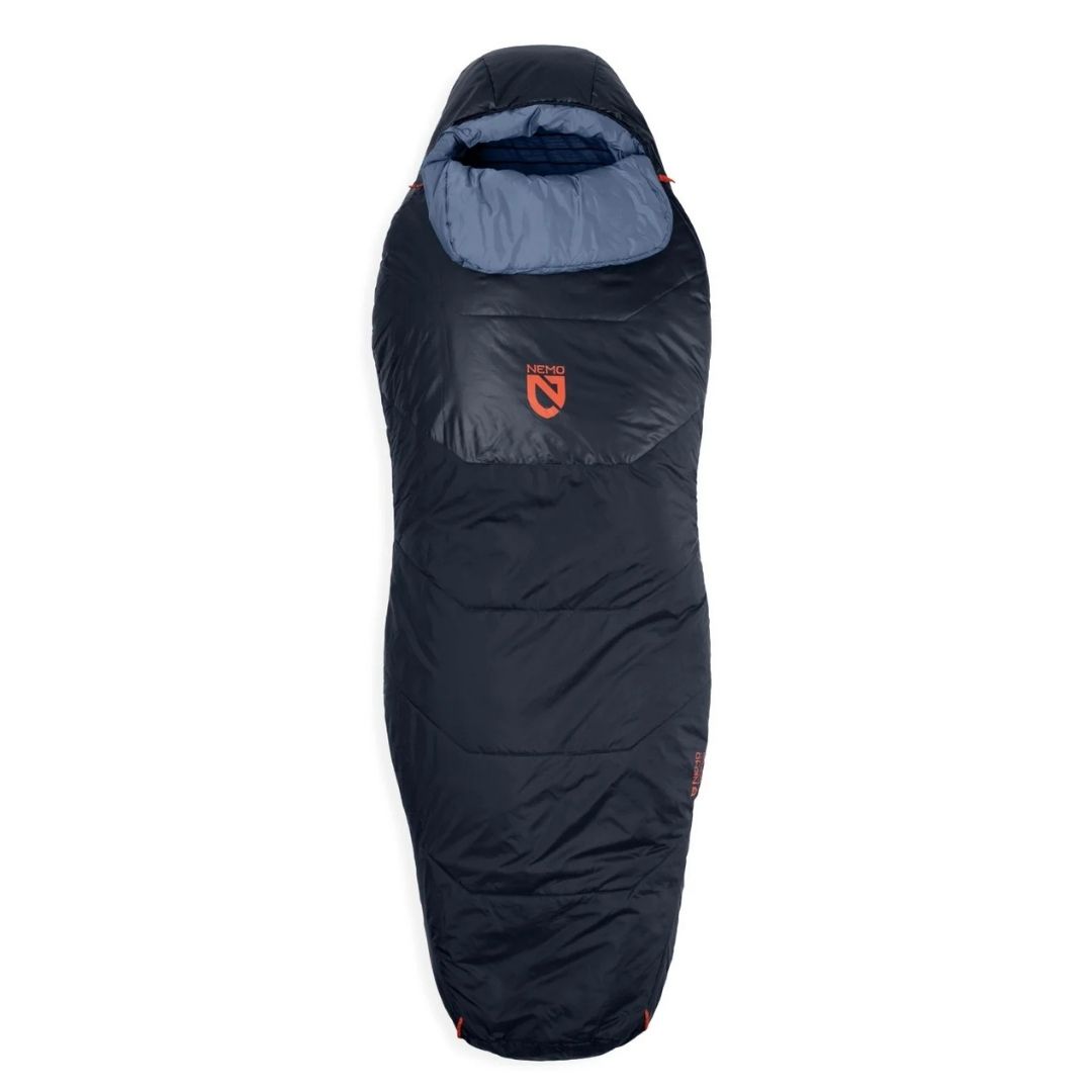 Un SAC DE COUCHAGE SYNTHÉTIQUE NEMO TEMPO 20 ENDLESS PROMISE POUR HOMME (RÉGULIER) noir, de forme momie, muni d'une capuche et d'une doublure intérieure grise, est posé à plat, le logo de la marque NEMO étant visible sur la partie supérieure avant.