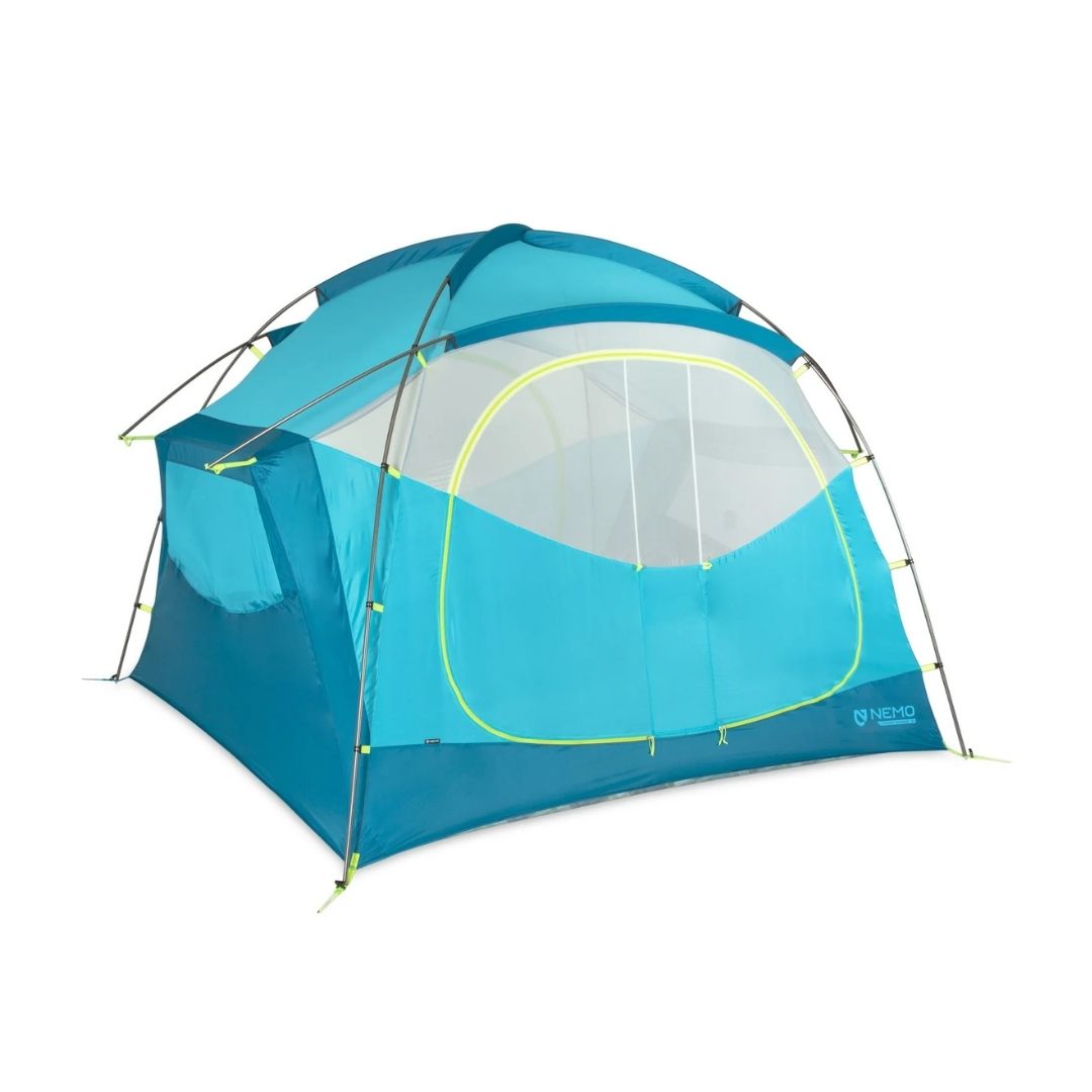 La tente de camping NEMO Aurora Highrise se présente sous la forme d'un dôme bleu vif doté de fenêtres en filet et d'une bordure jaune, photographiée en contre-plongée sur un fond blanc.