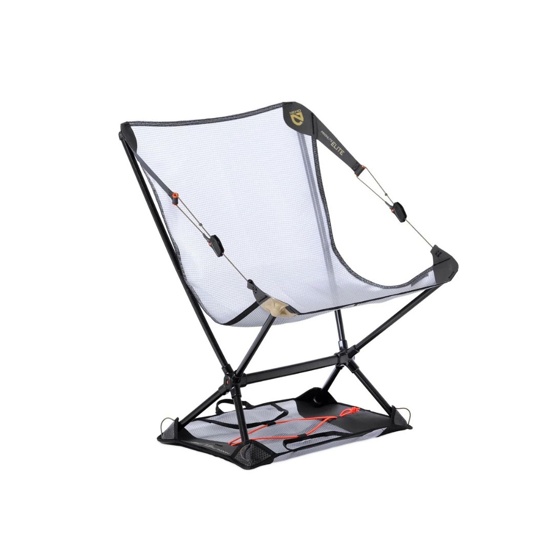 Découvrez la CHAISE DE CAMPING NEMO MOONLITE ELITE : une chaise d'extérieur portable dotée d'un cadre en métal noir léger et pliable, d'une assise en maille respirante et de touches de rouge éclatantes, conçue pour allier praticité et confort lors de toutes vos aventures.
