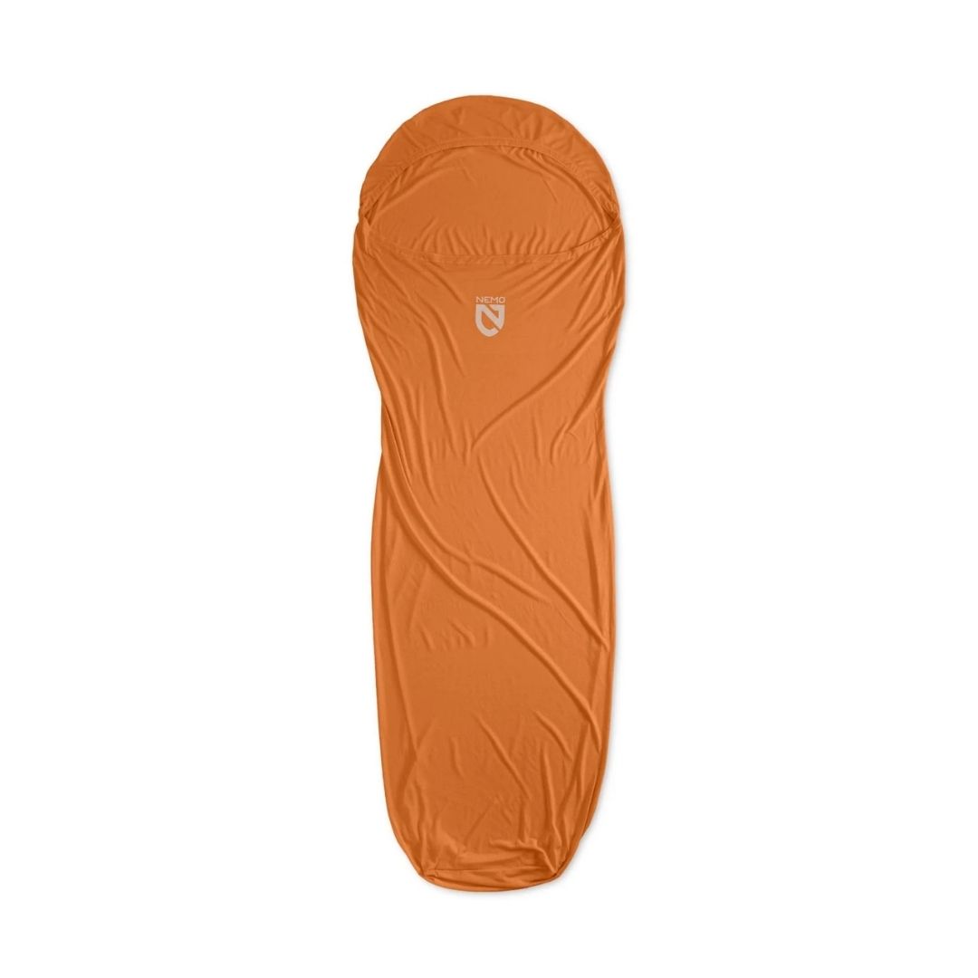 DOUBLURE DE SAC DE COUCHAGE NEMO TRACER BLAZE (RÉGULIER), une doublure de couleur orange de style momie, dotée d’une coupe fuselée et d’une partie supérieure à capuche, présentée sur fond blanc.